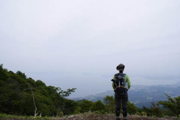 権現山に到着！かすんでいますが奥に見えるのが琵琶湖です。